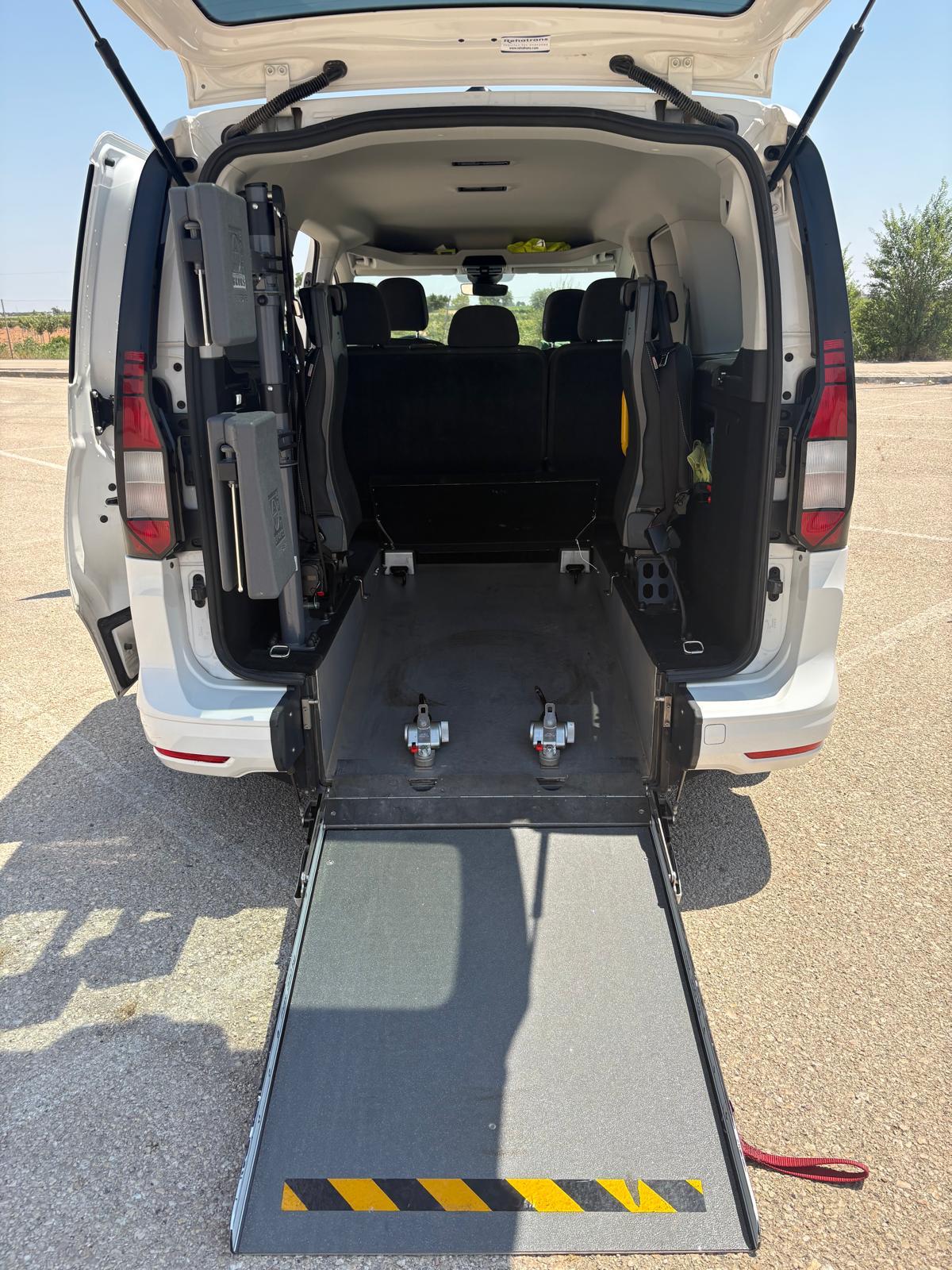 Rampa de acceso desplegada para silla de ruedas en el eurotaxi de Tomelloso